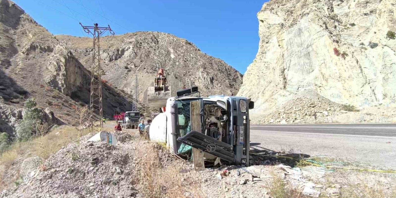 Erzurum-Artvin karayolunda kaza: Beton mikseri devrildi