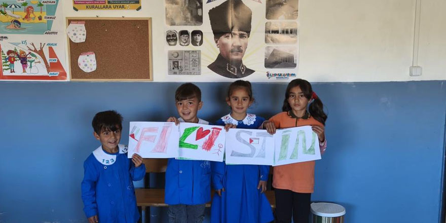 Bir tahta sıra, bir dünya vicdanı: Minik ellerden Filistin’e destek