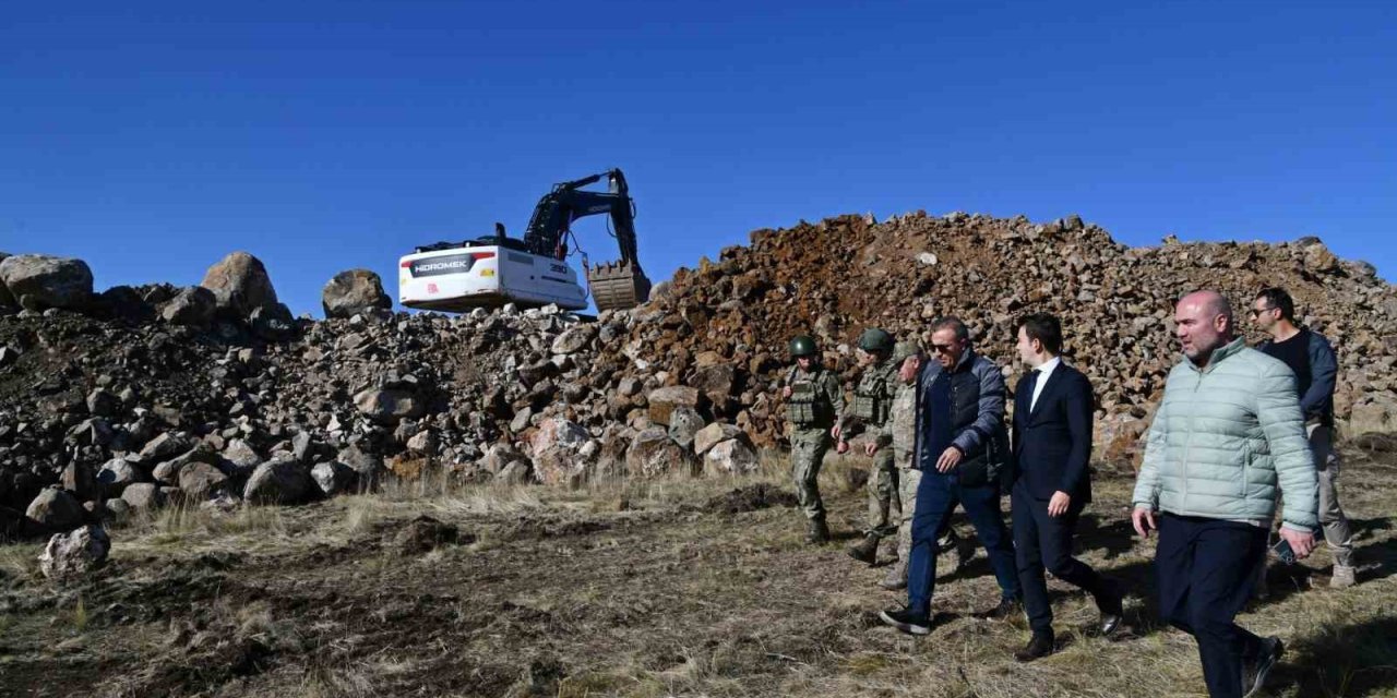 Vali Çiçek sınır bölgesinde incelemelerde bulundu