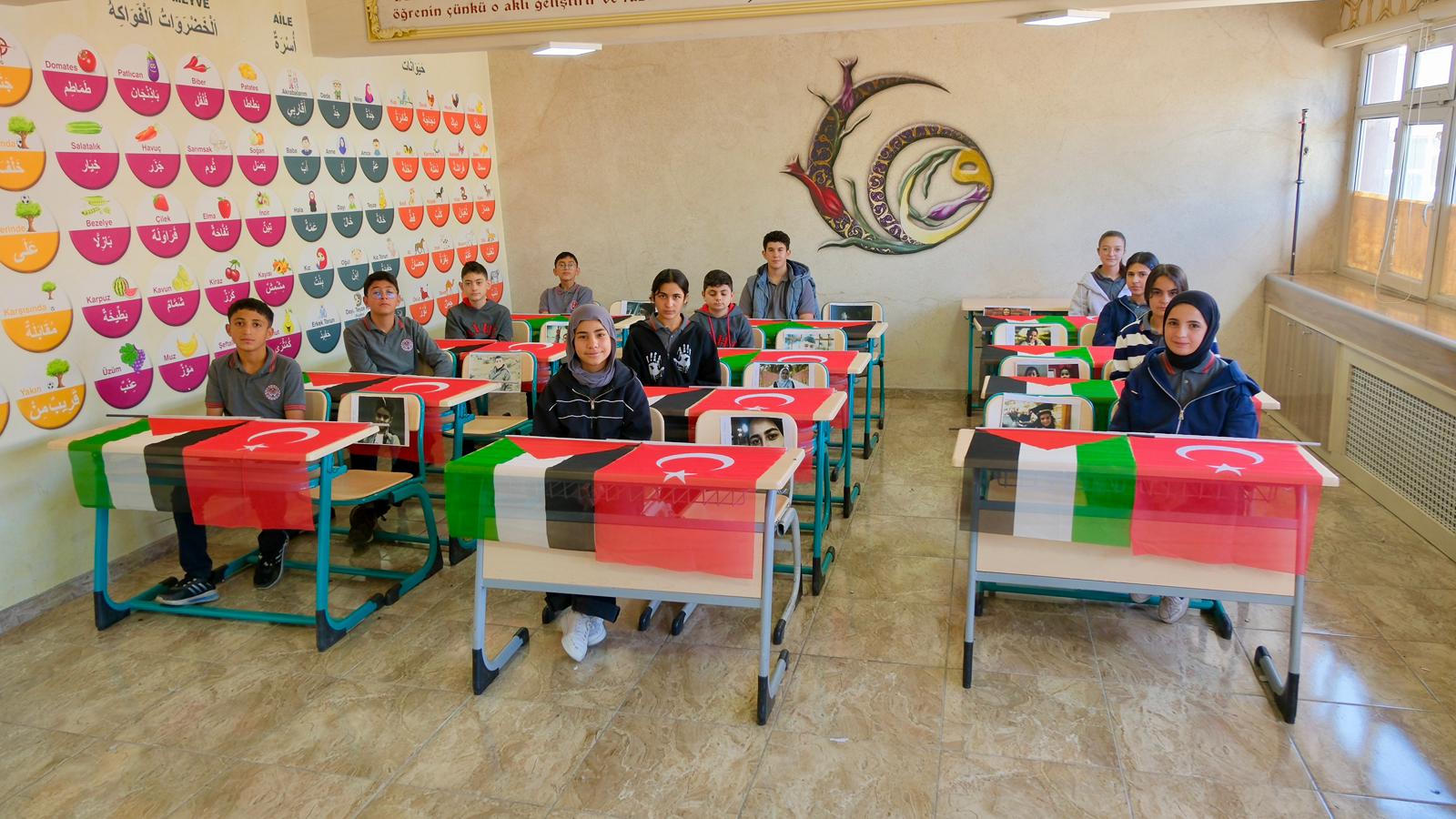 Kars’ta Anadolu İmam Hatip Lisesi öğrencilerinden Gazze için duyarlılık etkinliği