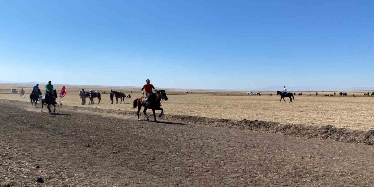 Arpaçay’da 4. Geleneksel Rahvan At Yarışları yapıldı