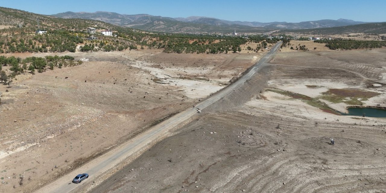 Gülbahar Barajı kuruma noktasına geldi: Eski yol ortaya çıktı