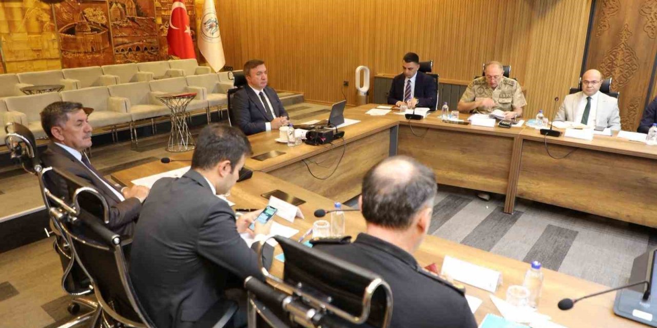 Bakan Yerlikaya ve Uraloğlu, valilerle VKS üzerinden toplantı yaptı