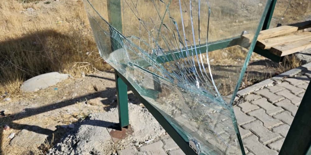 Elazığ’da şehir magandaları durağın camlarını kırdı