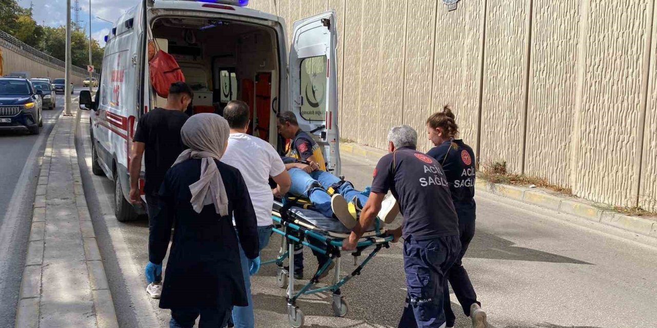 Otomobil aydınlatma direğine çarptı: 3 yaralı