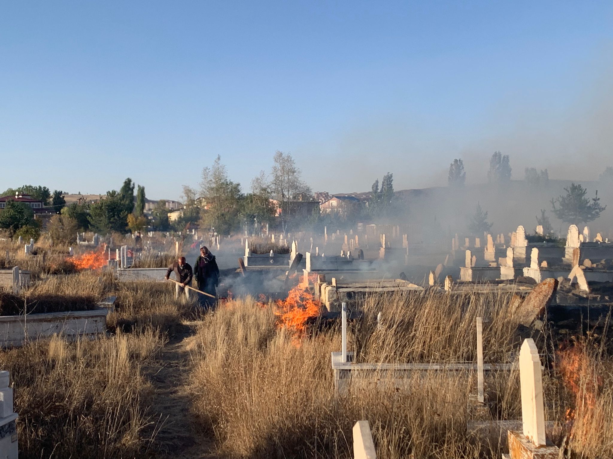 Kars’ta mezarlık alanında örtü yangını çıktı