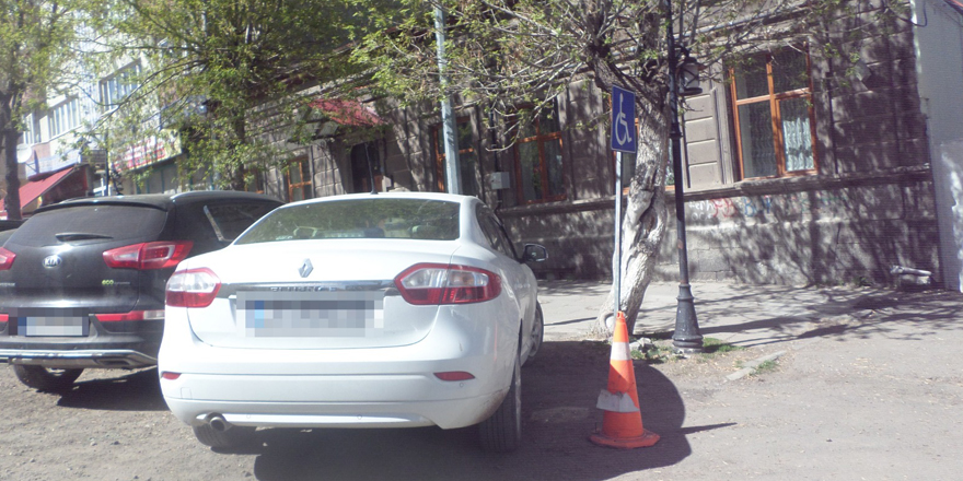 Kars’ta engelli yerine park edenlere ceza yazıldı