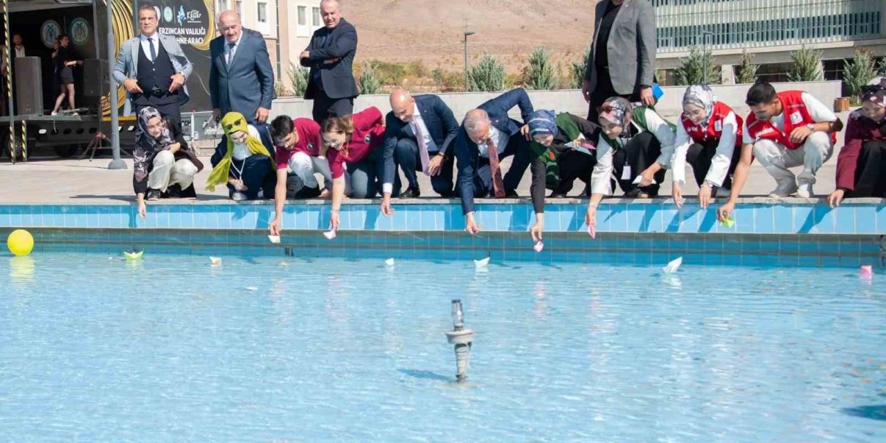 Öğrenciler hazırladıkları gemileri Filistin’e destek amaçlı havuza bıraktı