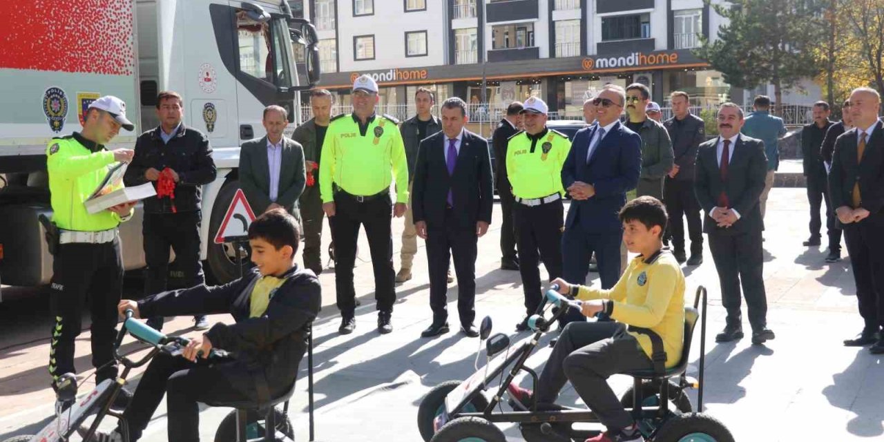 Ardahan’da Mobil Eğitim TIR’ında ilkokul öğrencilerine eğitim