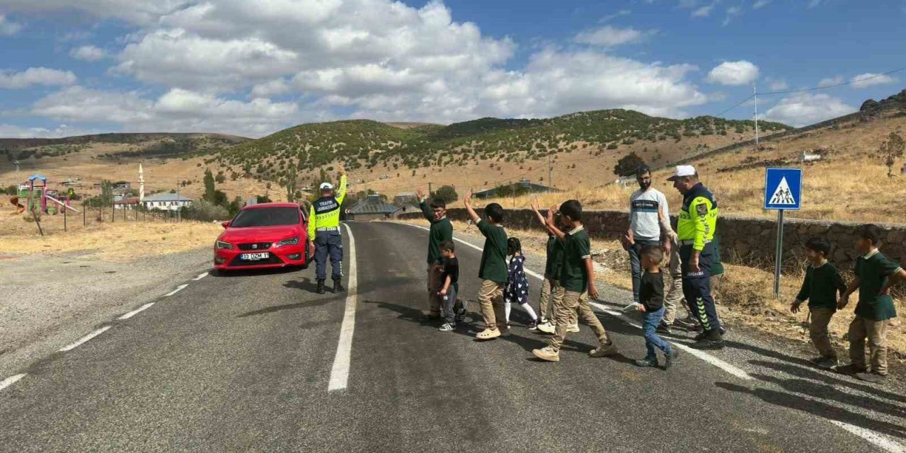 Jandarmadan öğrencilere trafik eğitimi