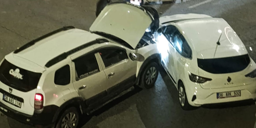 Kars’ta iki otomobil çarpıştı