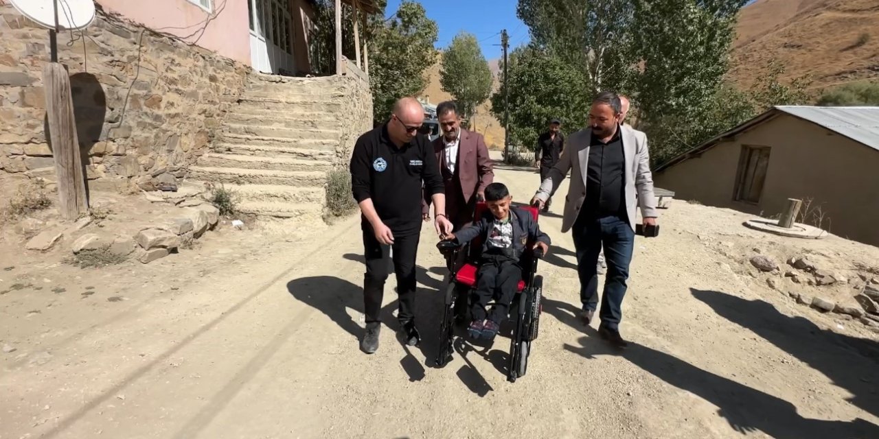 Sınır köyündeki iki özel çocuğun yüzü hasta yatağı ve akülü sandalyeyle güldü