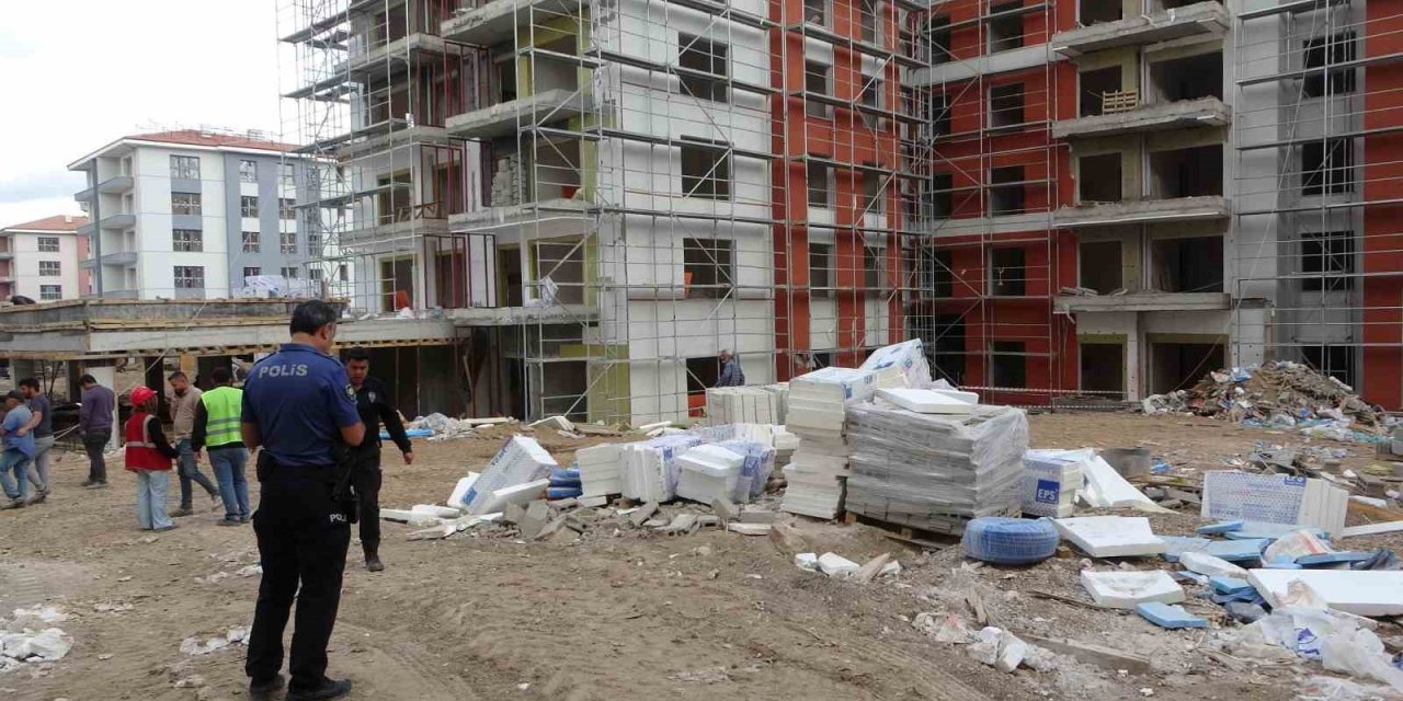 Malatya’da inşaatta kafasına malzeme düşen işçi yaralandı