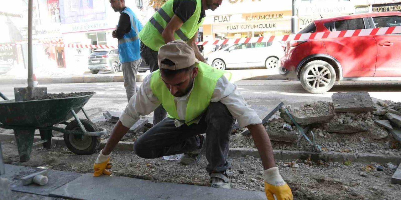 Cumhuriyet Caddesi’nde kaldırımlar yenileniyor