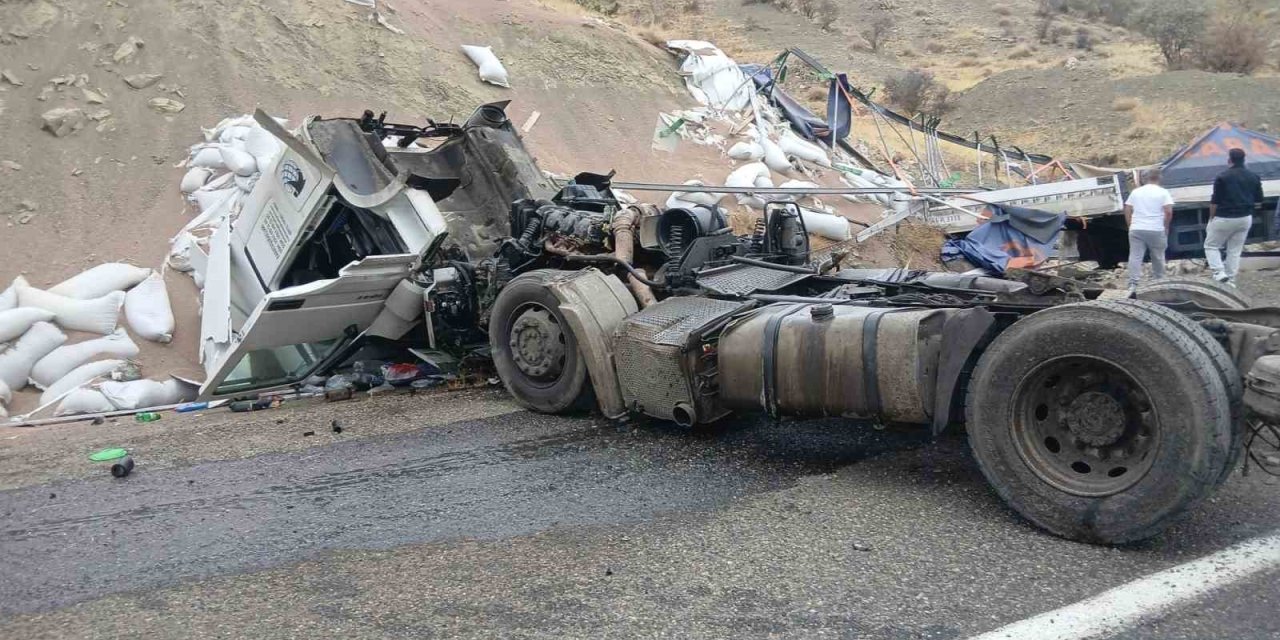 Bingöl’de tır devrildi: 1 yaralı