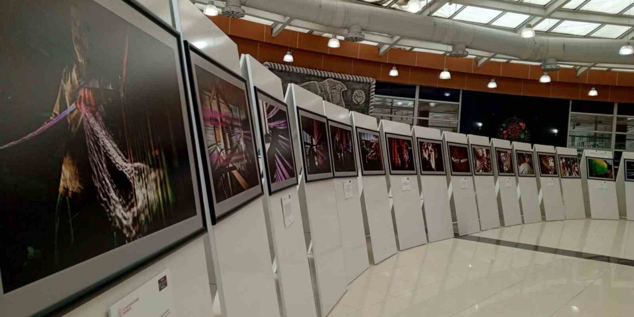 Kutnu Kumaş sergisi ziyaretçilerini Osmanlı modasına götürüyor