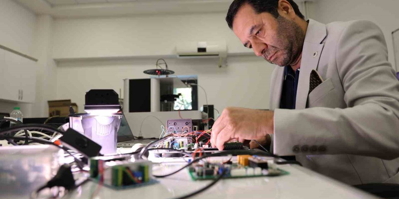 Türk profesörden milli yenilik: Işığı dalga boylarına ayıran cihaz dünya pazarında