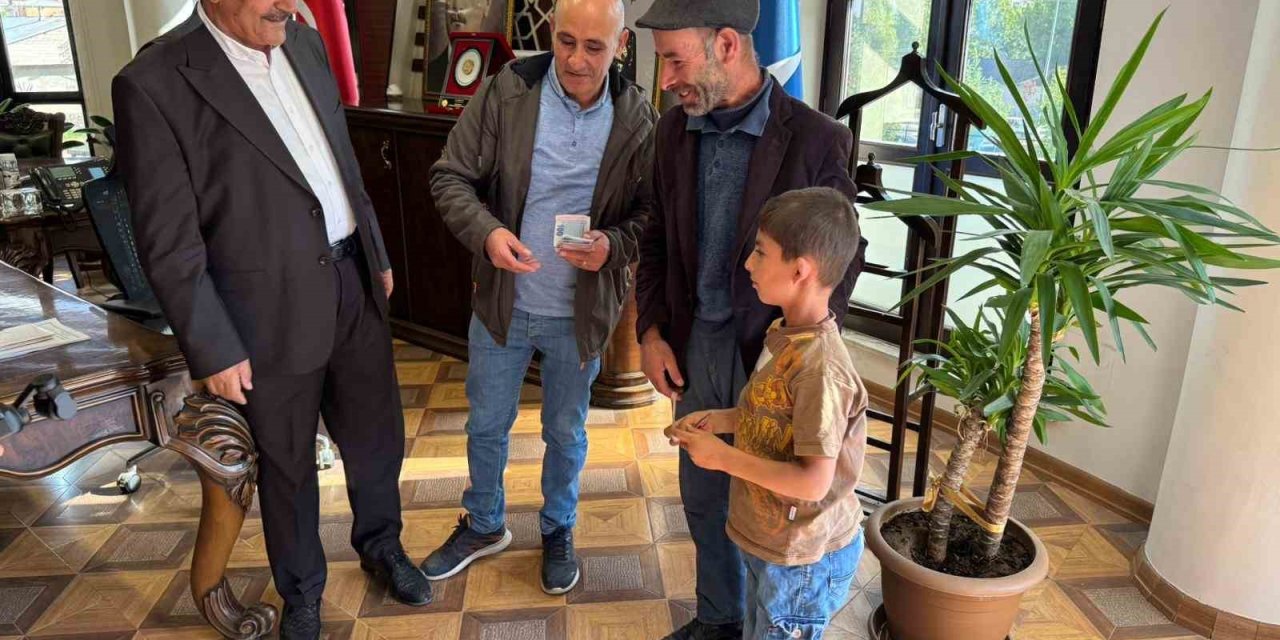 Temizlik personeli buldu, başkan teslim etti: İşçinin dürüstlüğü takdir topladı