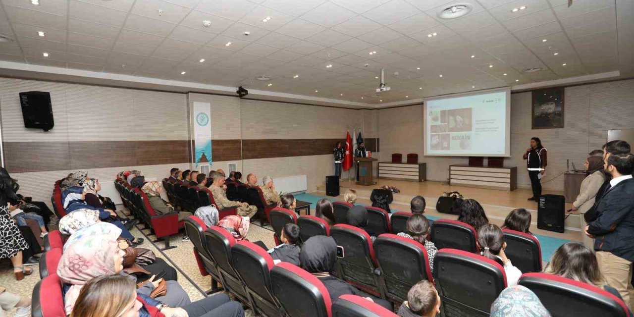 Bitlis’te "En İyi Narkotik Polisi Anne" semineri düzenlendi