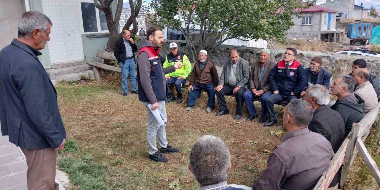 Kars’ta çiftçiler kuraklık, iklim değişikliği ve genel tarım sayımı hakkında bilgilendirildi