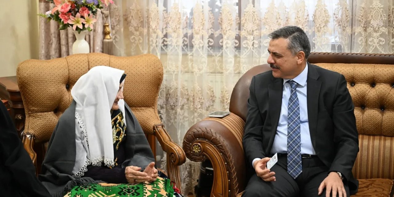 Vali Çiftçi 95 yaşındaki Şahteret nineyi evinde ziyaret etti