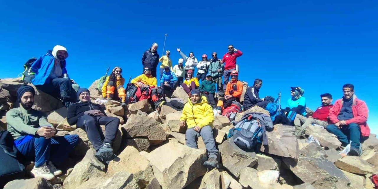 Van Gölü havzasından zirveye: Vadi doğa ekibi Süphan Dağı’nda