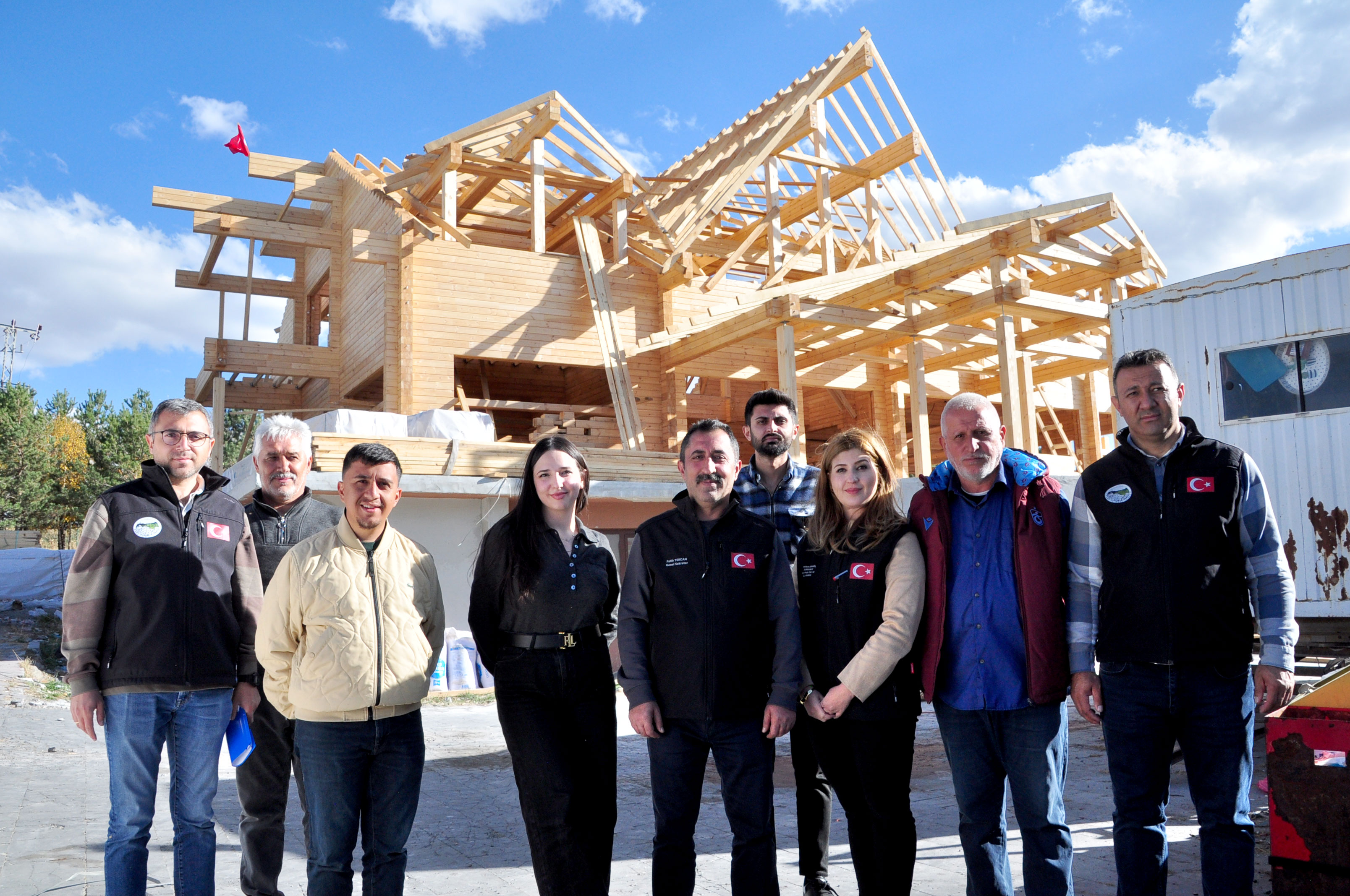 Çıldır gölü kenarındaki ''Kütük Ev'' yeniden yapılıyor