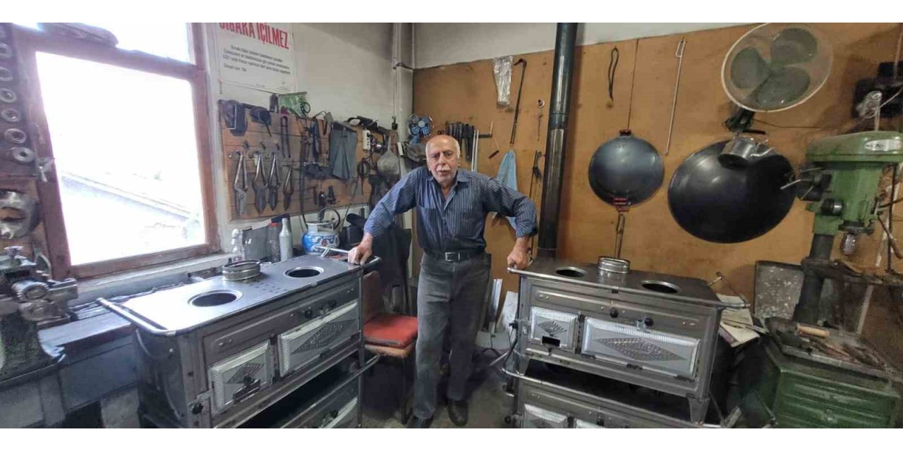 Unutulmaya yüz tutan meslek ustası. Yaptığı sobalarla içleri ısıtıyor