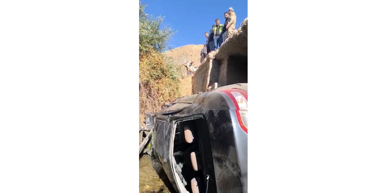 Yüksekova’da kontrolden çıkan otomobil dereye uçtu: 4 yaralı