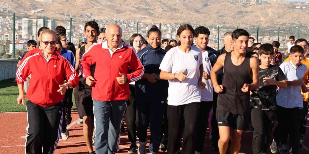 Necdet Ayaz, adının verildiği sahada eşiyle birlikte koştu