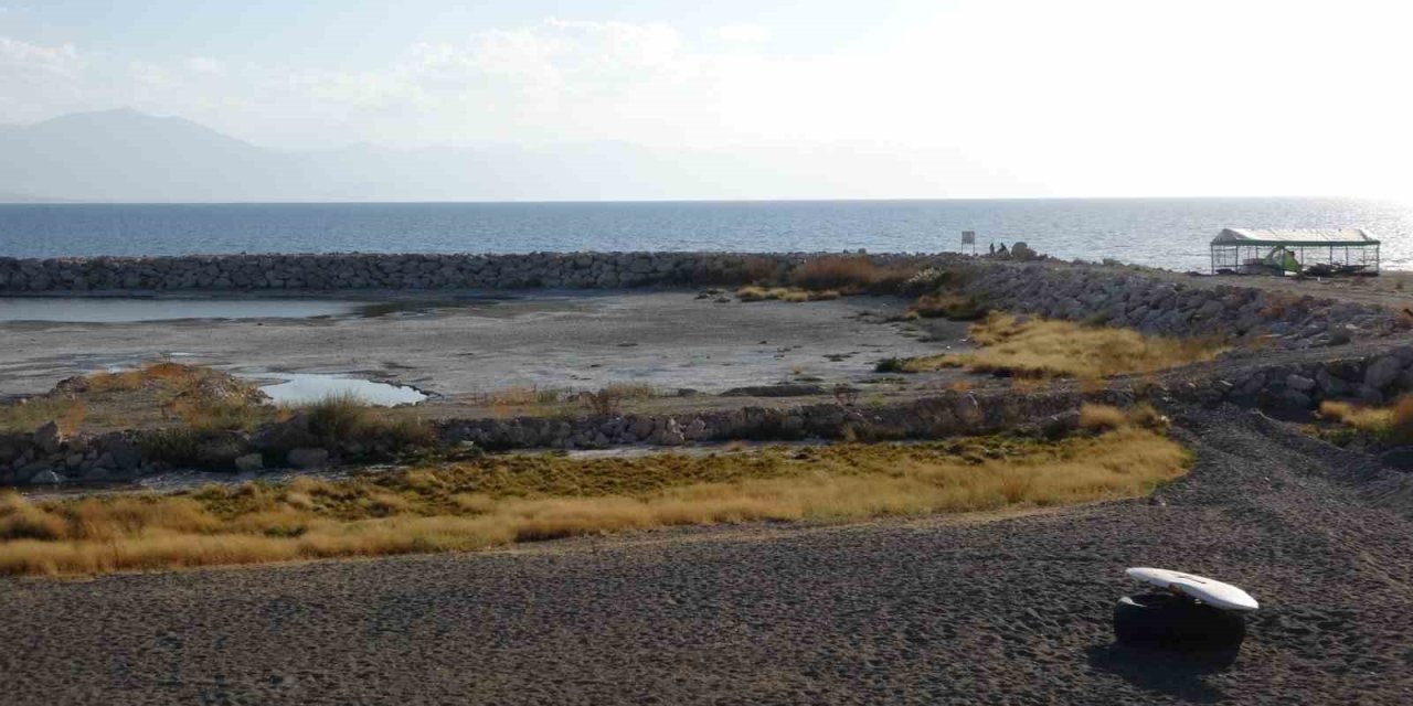 Van Gölü alarm veriyor: 3 kilometreye ulaşan çekilme gölün şeklini değiştirdi