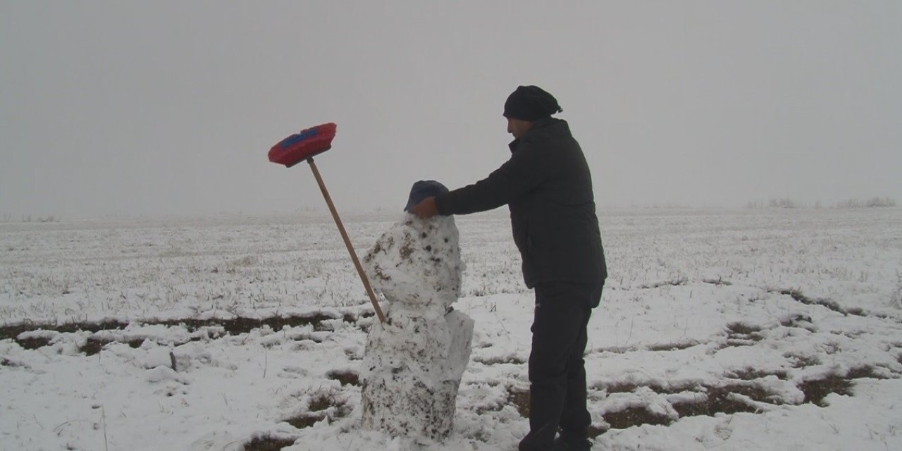 Kars’a mevsimin ilk karı yağdı, vatandaşlar kardan adam yaptı