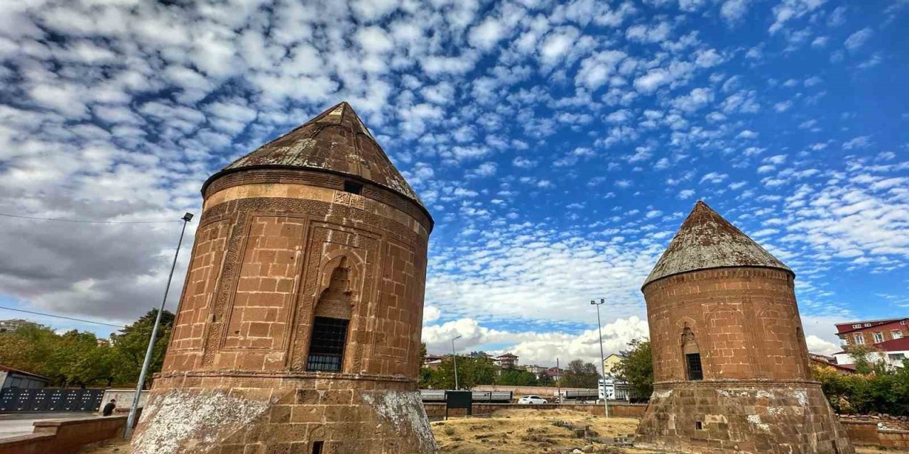 Ahlat’ta bulutlar ve tarihi kümbetler görsel şölen oluşturdu