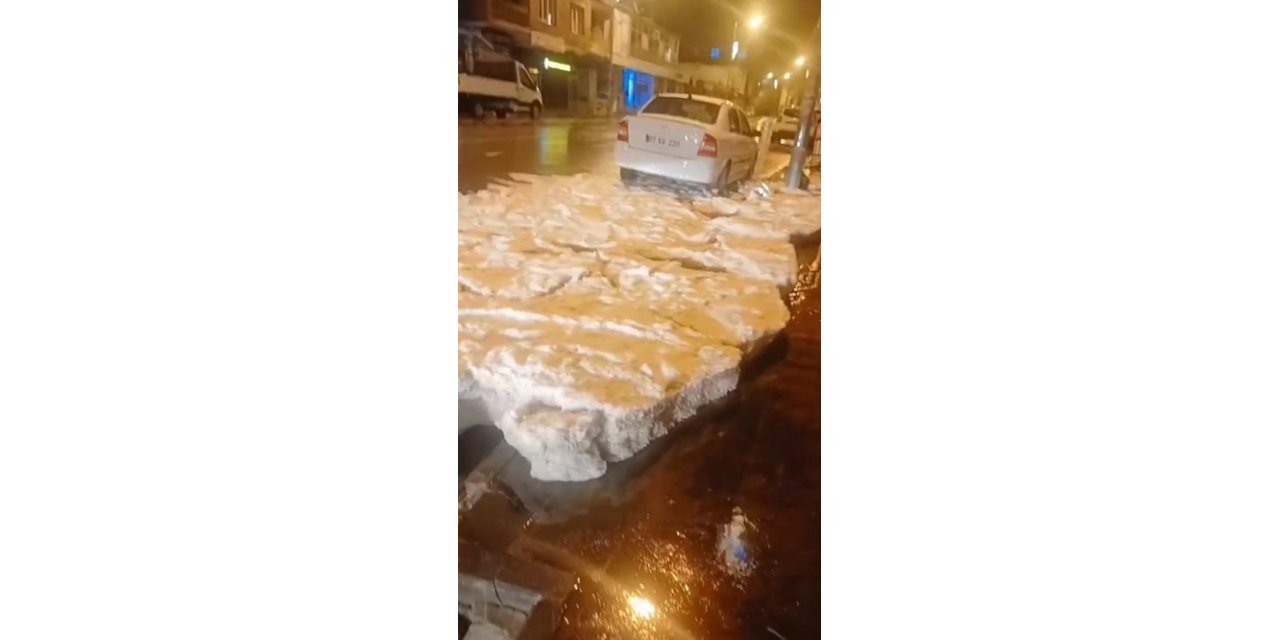 Ahlat’ta dolu yağışı cadde ve sokakları beyaza bürüdü