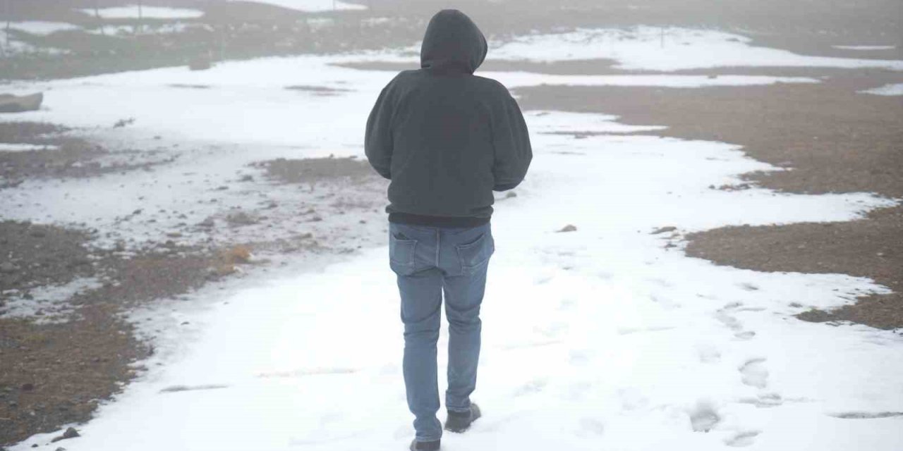 Muş’a mevsimin ilk karı yağdı