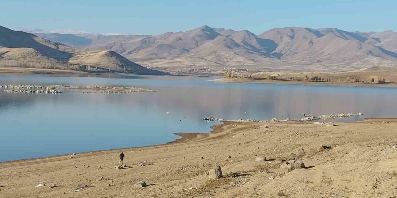 Erciş’teki barajları kuraklık vurdu: Su seviyesi kritik seviyelere düştü
