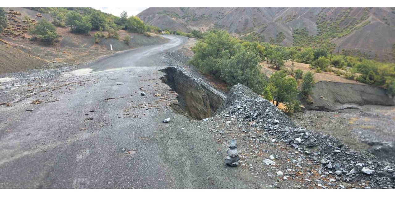 Elazığ’da köy yolunda çökme meydana geldi