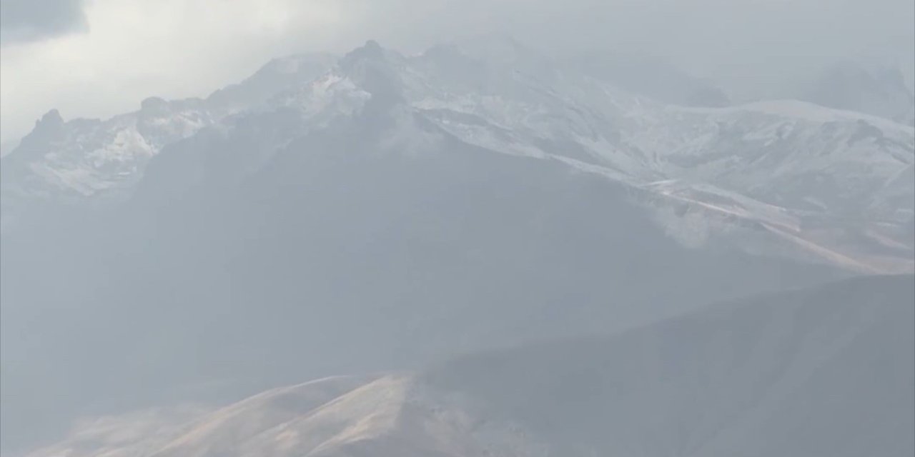 Yüksekova’ya mevsimin ilk karı düştü