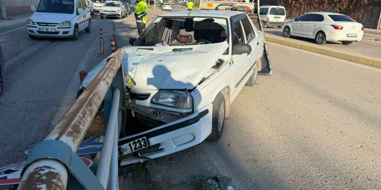 Otomobil bariyerlere saplandı: 1 yaralı