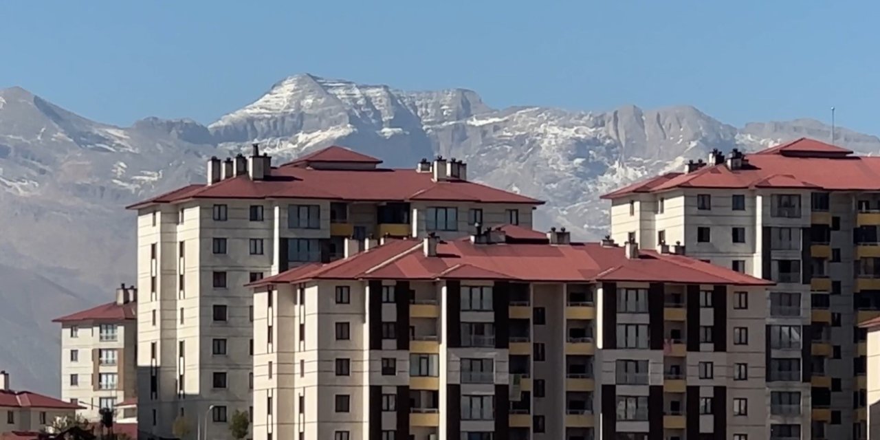 Yüksekova’da araçların camları buz tuttu, dağların tepesi beyaza büründü
