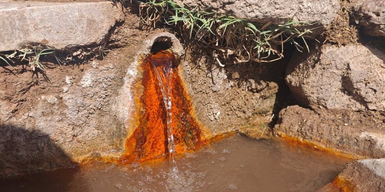 Şifalı suya ulaşmak isteyen vatandaşlar kilometrelerce yol yürüyor