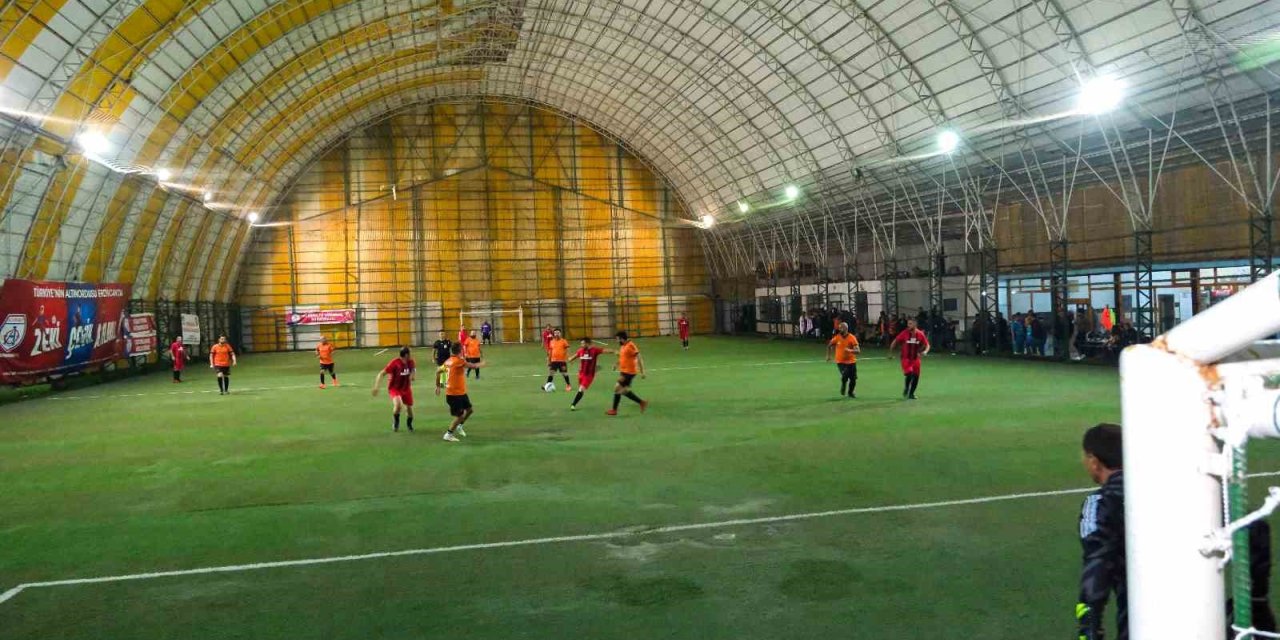 Erzincan Belediyesi birimler arası halı saha futbol turnuvası başladı