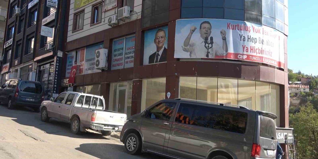 CHP’de demokrasi isyanı: İl başkanı ve yönetim kendilerini binaya kilitleyip eylem başlattı