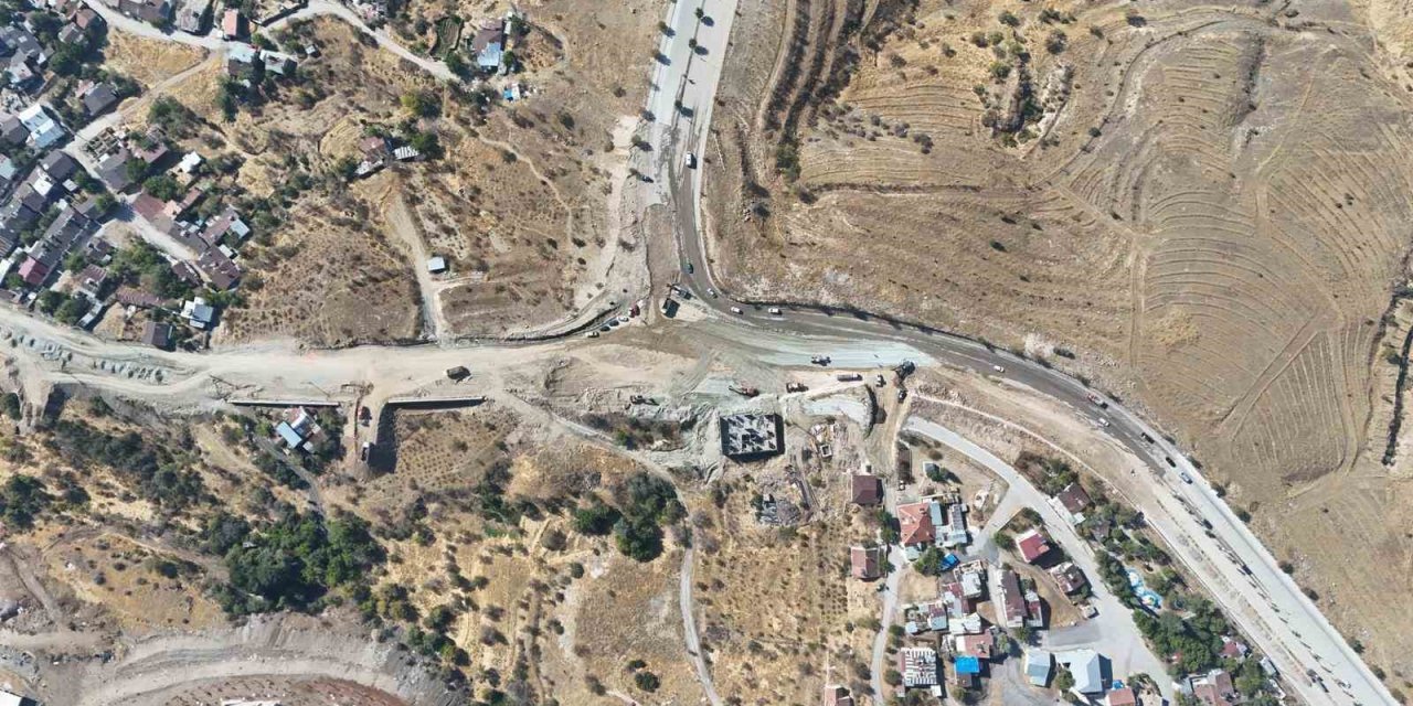 Elazığ’da yol genişletme çalışmaları sürüyor