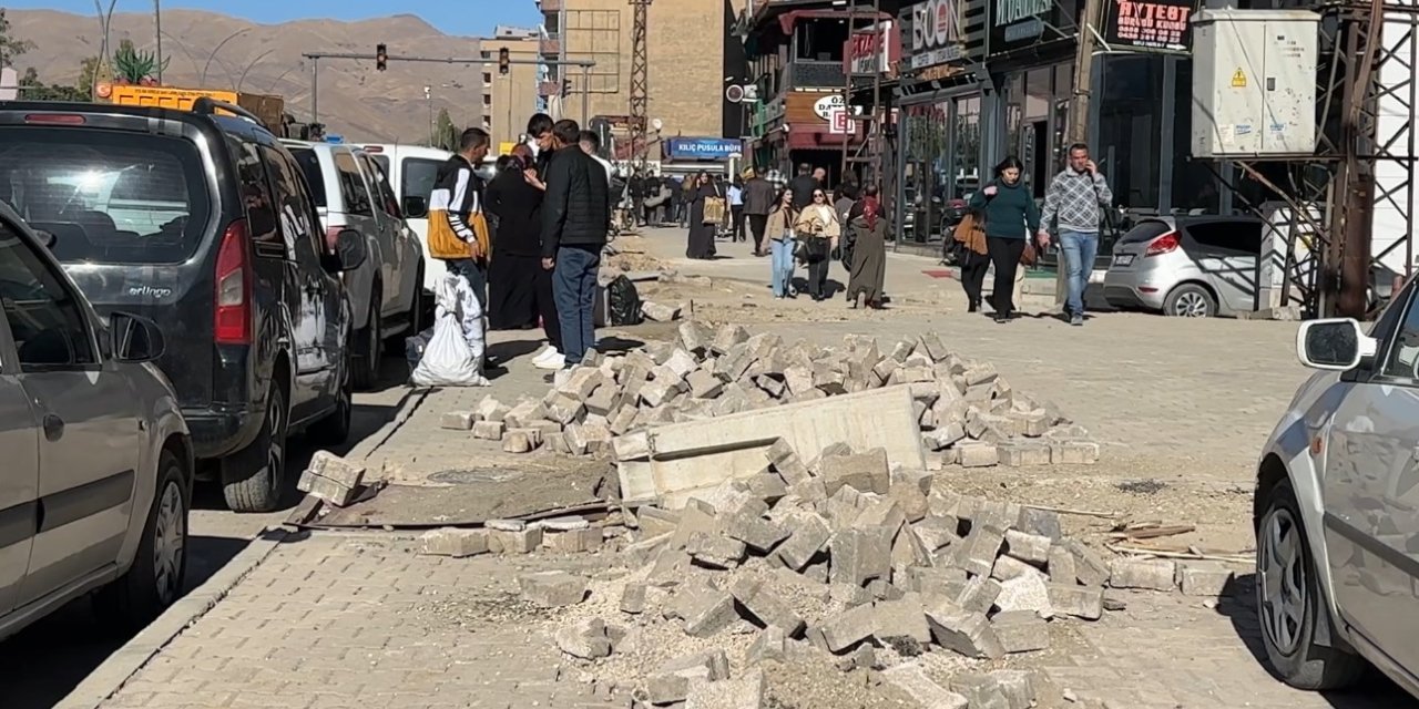 Yüksekova’da kaldırımlar adeta köstebek yuvasına döndü