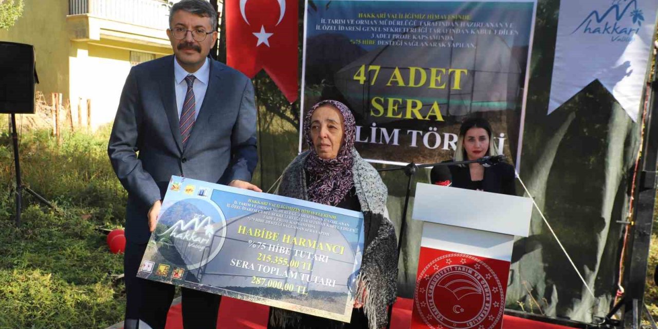 Hakkari’de kurulumu tamamlanan seralar kadın çiftçilere teslim edildi