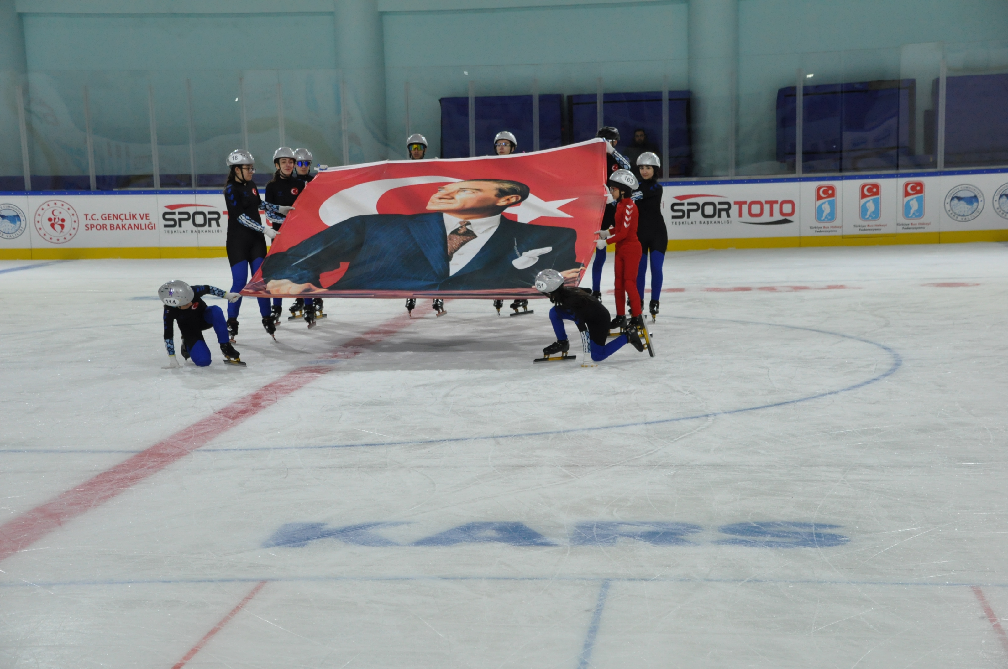 Kars Olimpik Buz Sporları Salonu, sezonu gösteriyle açtı