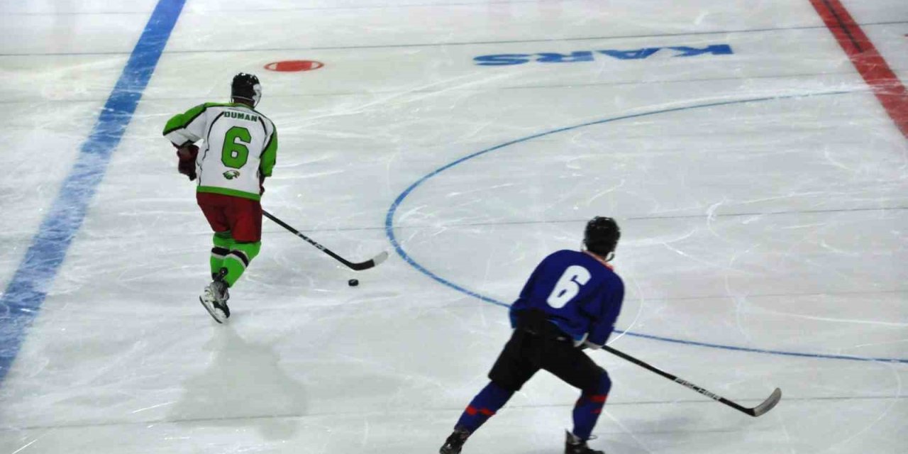 Kars’ta buz hokeyi heyecanı