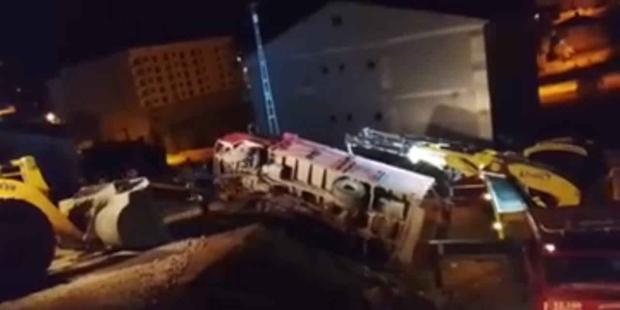 Yüksekova’da odun yüklü kamyonet devrildi