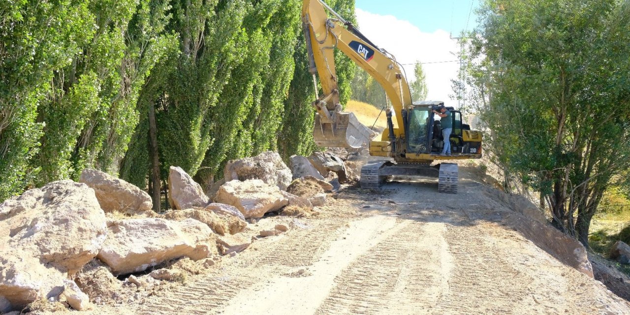 Akçaören yolunda altyapı güçlendirme çalışmaları sürüyor